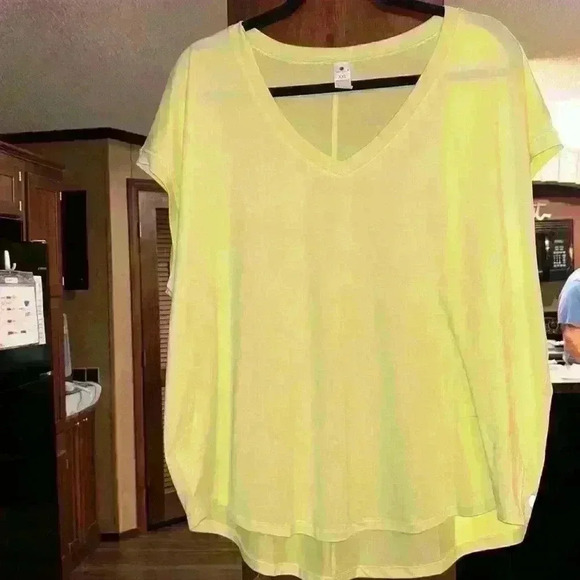 Yogalicious work out top sz xxl v neck short sleeve cute! yellow Summer! Soring - Picture 1 of 5